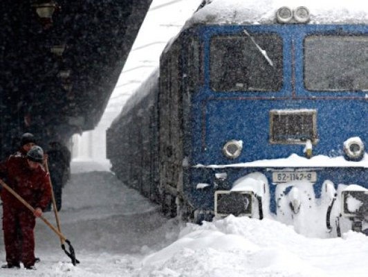 Călători disperaţi: Trenul Suceava-Constanţa a făcut 20 de ore pe drum